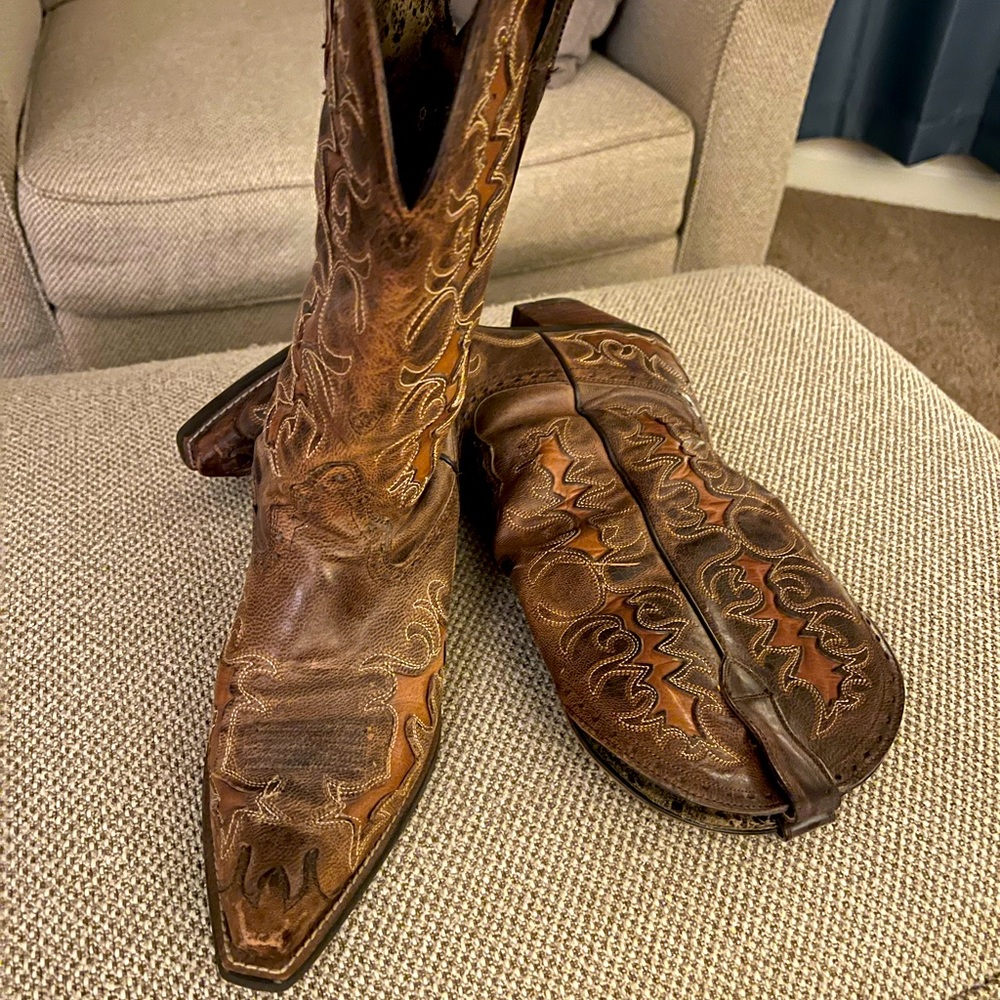 **Like New** Ariat Womens Boots - Beautiful detail - only wore once